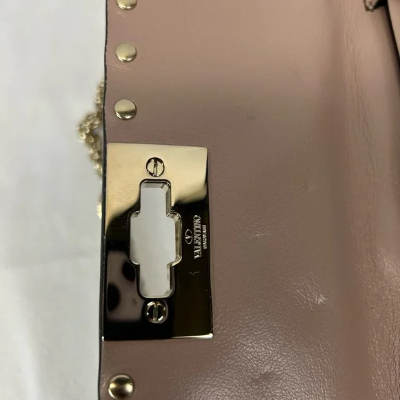 Valentino Garavani

Rockstud Spike Nappa Leather Crossbody Clutch Bag - Picture 8 of 14